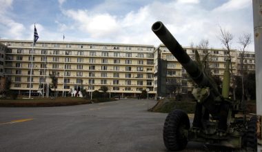 Το ΥΠΕΘΑ διαψεύδει τα δημοσιεύματα περί πώλησης του κτιρίου του Πολεμικού Ναυτικού στην Πλατεία Κλαυθμώνος