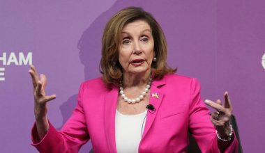 H Nάνσι Πελόζι επιπλήττει τους Δημοκρατικούς που δεν «κάλυψαν» τους Κλίντον για την εμπλοκή τους με τον Έπσταϊν