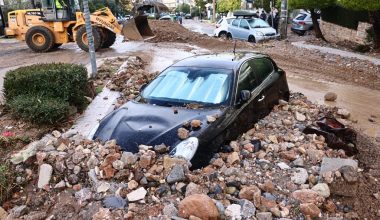 Ο δήμαρχος Γλυφάδας θεωρεί υπεύθυνους τους πάντες για την καταστροφή πλην του εαυτού του