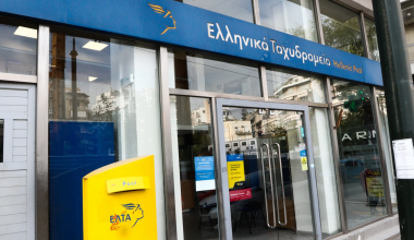 Η ανακοίνωση των ΕΛΤΑ για την παράσυρση της υπαλλήλου: «Καταδικάζουμε απερίφραστα κάθε μορφή βίας»