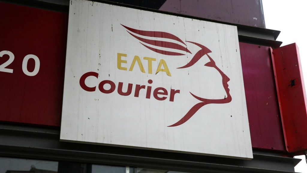 Βίντεο: Η στιγμή που άνδρας παρασέρνει εργαζόμενη των ΕΛΤΑ στα Βριλήσσια με αυτοκίνητο μετά από καβγά