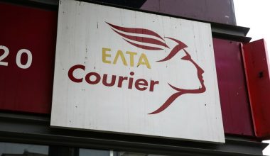 Βίντεο: Η στιγμή που άνδρας παρασέρνει εργαζόμενη των ΕΛΤΑ στα Βριλήσσια με αυτοκίνητο μετά από καβγά