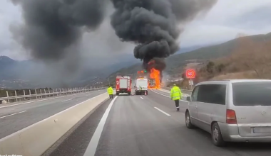 Φωτιά σε φορτηγό που μετέφερε πλαστικά στην Εγνατία Οδό (βίντεο)