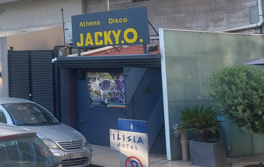 Βίντεο ντοκουμέντο: Η στιγμή που ο δράστης αφήνει τη σακούλα με τη βόμβα στην είσοδο της ντισκοτέκ Jacky.O