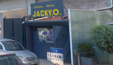 Βίντεο ντοκουμέντο: Η στιγμή που ο δράστης αφήνει τη σακούλα με τη βόμβα στην είσοδο της ντισκοτέκ Jacky.O