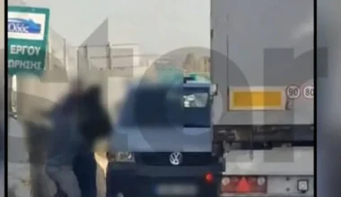 Σκηνές «χάους» στην Λυκόβρυση: Άγριο ξύλο μεταξύ οδηγών για την προτεραιότητα! (βίντεο)