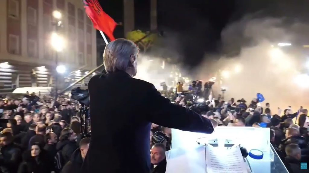 Τίρανα: Επεισόδια με μολότοφ σε αντικυβερνητική διαδήλωση – Τουλάχιστον πέντε αστυνομικοί τραυματίστηκαν (βίντεο)