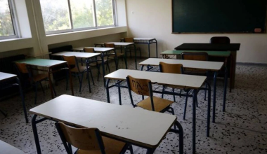 Παρέα πέντε ανηλίκων εισέβαλε σε σχολείο στο Γαλάτσι με ρόπαλα και βεγγαλικά