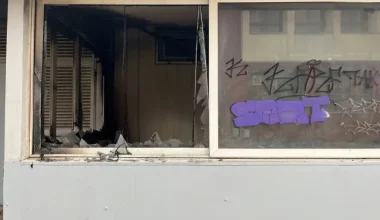 Θεσσαλονίκη: Ομάδα νεαρών έβαλε φωτιά σε σχολείο στην περιοχή της Ευκαρπίας (φωτο)