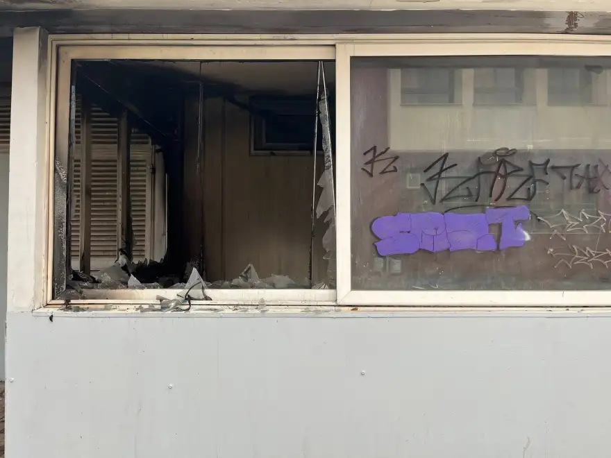 Θεσσαλονίκη: Ομάδα νεαρών έβαλε φωτιά σε σχολείο στην περιοχή της Ευκαρπίας (φωτο)