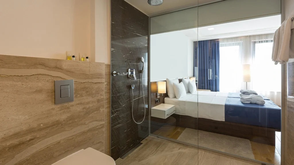 «Βροχή» αντιδράσεων για τα ξενοδοχεία που έχουν γυάλινους τοίχους σε μπάνια και τουαλέτες!