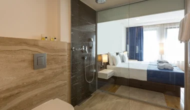 «Βροχή» αντιδράσεων για τα ξενοδοχεία που έχουν γυάλινους τοίχους σε μπάνια και τουαλέτες!