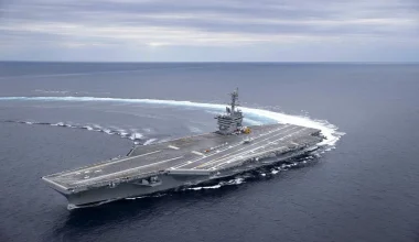 Το αμερικανικό αεροπλανοφόρο USS Abraham Lincoln και η ομάδα κρούσης του έφτασαν στη Μέση Ανατολή