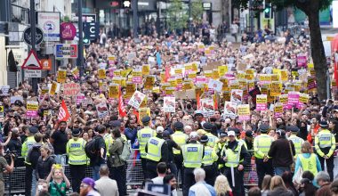 Βρετανία: Χιλιάδες διαδηλωτές κατά της παραμονής λαθρομεταναστών σε πρώην στρατόπεδο