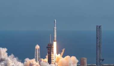 O MrBeast περιηγήθηκε στην τεράστια εγκατάσταση κατασκευής πυραύλων της SpaceX στο Τέξας (βίντεο)