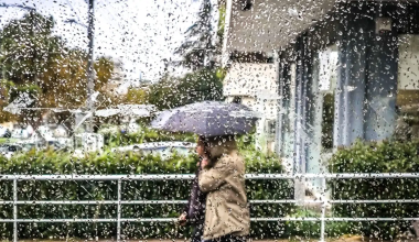 Τρία διαδοχικά κύματα κακοκαιρίας θα «χτυπήσουν» τη χώρα: «Έρχονται» βροχές και ισχυροί άνεμοι