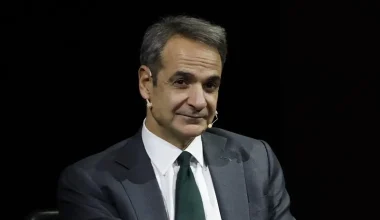 Ο Κ.Μητσοτάκης «τρόλαρε» χρήστη του TikTok που έκανε σκι στα Καλάβρυτα: «Γύρνα το σε snowboard»