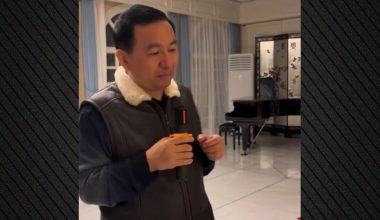 Η κινεζική πρεσβεία στην Ελλάδα για πρώτη φορά με εκδήλωση κοπής βασιλόπιτας – Viral τα τραγούδια του πρέσβης