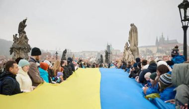 Αναρτήθηκε γιγάντια ουκρανική σημαία μήκους 30 μέτρων στην Πράγα
