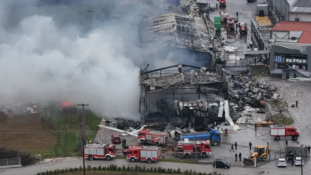 Τραγωδία στα Τρίκαλα: Λαμβάνουν δείγματα DNA για να ταυτοποιήσουν τις σορούς των εργαζομένων