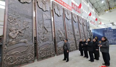 Ο Κιμ Γιονγκ Ουν επέβλεψε τη δημιουργία γλυπτών προς τιμήν των στρατιωτών της ΛΔΚ που πολέμησαν στο Κουρσκ (φωτο)