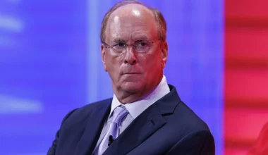 Ο επικεφαλής της Blackrock εργάζεται πάνω σε σχέδιο 800 δισεκατομμυρίων δολαρίων για την οικονομία της Ουκρανίας