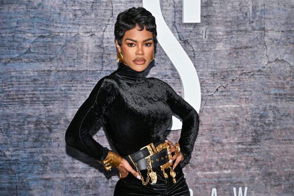 Τ.Τέιλορ: Η άκρως αποκαλυπτική εμφάνιση της τραγουδίστριας με διάφανο φόρεμα στο Παρίσι (φωτο)