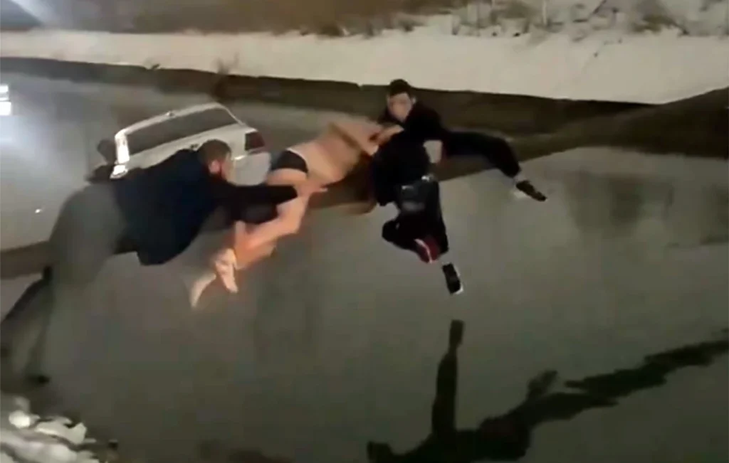 Νταγκεστάν: Άνθρωποι σχημάτισαν «αλυσίδα» και έσωσαν παιδί από ταξί που παρασύρθηκε σε κανάλι (βίντεο)