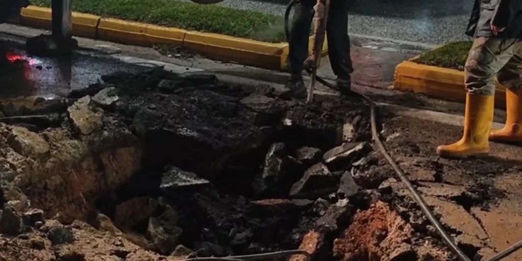 Έσπασε κεντρικός αγωγός της ΕΥΔΑΠ στα Μελίσσια και δημιουργήθηκε… κρατήρας