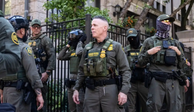 Βίντεο: Ο Γκρεγκ Μποβίνο επικεφαλής του ICE πρώτα ρίχνει χημικά αέρια και μετά ξυλοκοπεί διαδηλωτές!