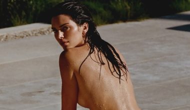 Κ.Τζένερ: Πόζαρε ολόγυμνη πάνω σε κρεβάτι και «μοίρασε καρδιακά» – Δείτε φωτογραφίες