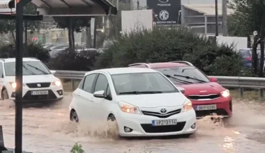 Αττική: Σε «λίμνη» μετατράπηκε η λεωφόρος Βουλιαγμένης – Πτώσεις δέντρων στην Αργυρούπολη (βίντεο)