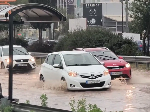 Αττική: Σε «λίμνη» μετατράπηκε η λεωφόρος Βουλιαγμένης – Πτώσεις δέντρων στην Αργυρούπολη (βίντεο)