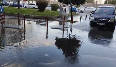 Έσπασε αγωγός νερού στη Θεσσαλονίκη: Τραυματίστηκαν τέσσερις εργάτες (βίντεο)