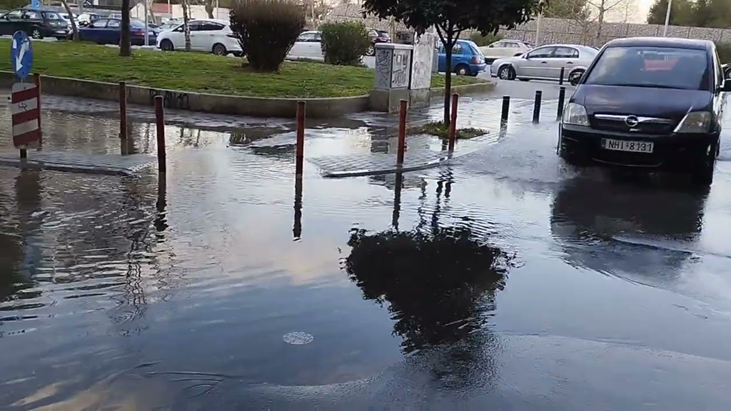 Έσπασε αγωγός νερού στη Θεσσαλονίκη: Τραυματίστηκαν τέσσερις εργάτες (βίντεο)