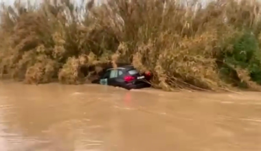 Υπερχείλισε το ρέμα Βάρδα και παρέσυρε οχήματα: Απεγκλωβίστηκαν δύο άτομα από ΙΧ (βίντεο)