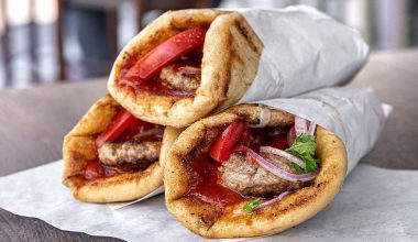 Η ΕΛ.ΑΣ κάνει «φύλλο και φτερό» το πελατολόγιο του σουβλατζίδικου στη Δραπετσώνα που διακινούσε ναρκωτικά