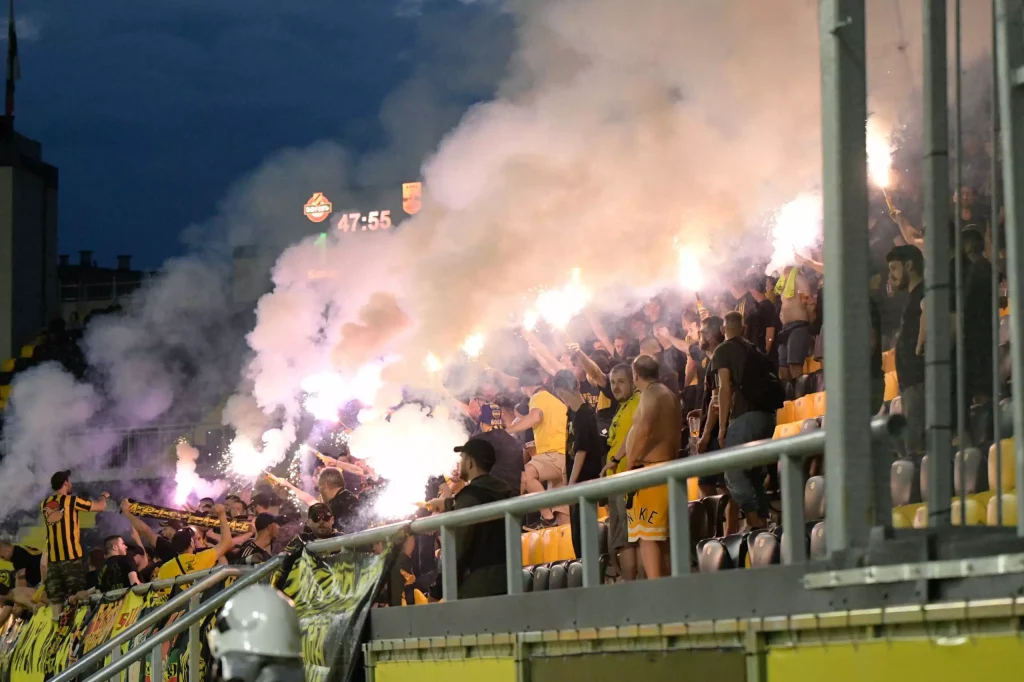 Πρόστιμο 10.000 ευρώ στον Άρη από την ΔΕΑΒ για υλικές ζημιές στο γήπεδο της ΑΕΛ