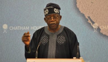 «Ατύχημα» για τον πρόεδρο της Νιγηρίας: Η στιγμή που σκοντάφτει και πέφτει κατά την επίσκεψή του στην Τουρκία