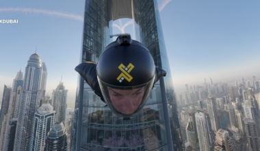 ΗΑΕ: Η στιγμή που skydiver περνά μέσα από την «τρύπα της βελόνας» στο ψηλότερο ξενοδοχείο στον κόσμο (βίντεο)