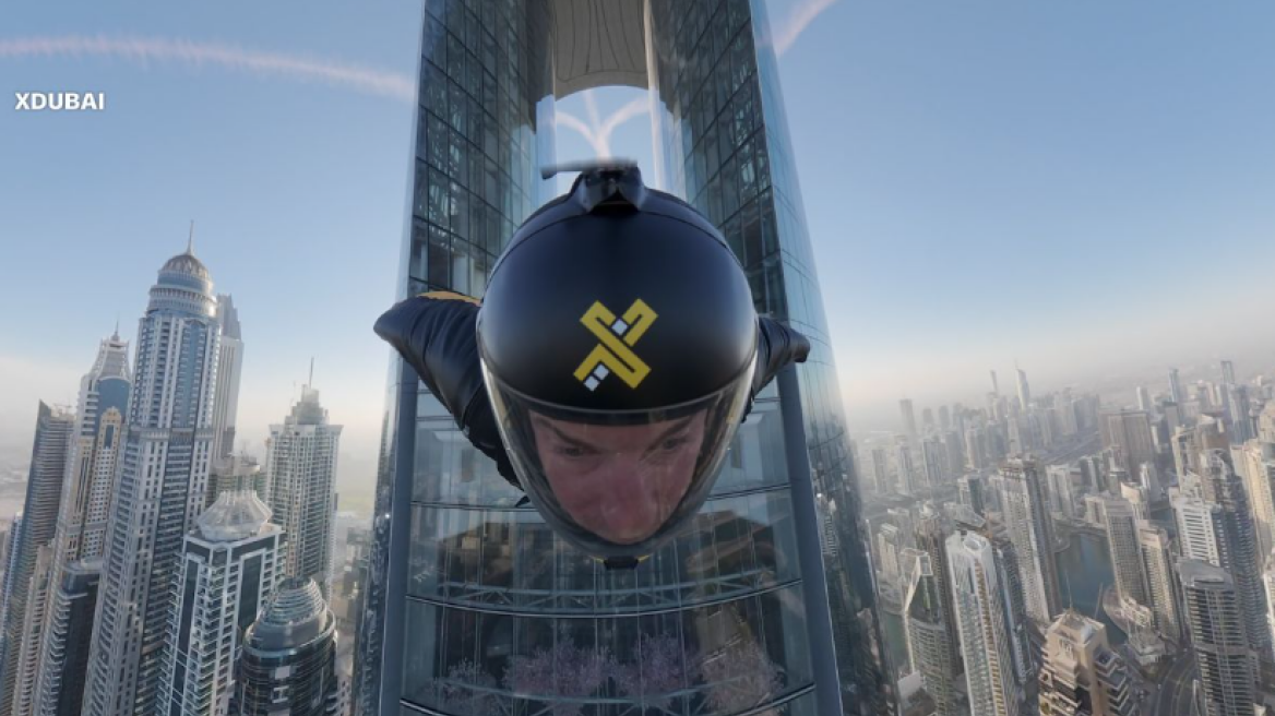 ΗΑΕ: Η στιγμή που skydiver περνά μέσα από την «τρύπα της βελόνας» στο ψηλότερο ξενοδοχείο στον κόσμο (βίντεο)