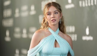 «Έρχομαι για εσάς»: Η Σ.Σουίνι ποζάρει με αισθησιακά εσώρουχα από τη κολεξιόν που ετοιμάζει (βίντεο)