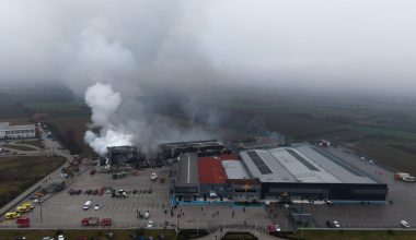 Τρίκαλα: «Η φωτιά εξελισσόταν ραγδαία σε δευτερόλεπτα» λέει εργαζόμενη του εργοστασίου Βιολάντα