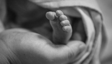 Τι «βλέπουν» για τον θάνατο του βρέφους 7 ημερών  – «Το ταΐσαμε στις 3 και στις 6 το βρήκαμε νεκρό»  λένε οι γονείς