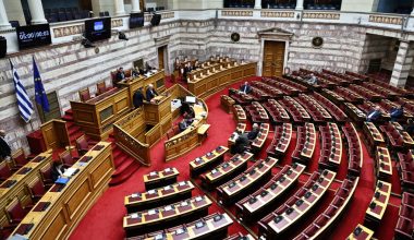 Κόντρα ΝΔ-ΠΑΣΟΚ στη Βουλή το «γκριζάρισμα των Ιμίων»