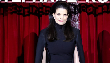 Η σπάνια εμφάνιση της Αθηνάς Ωνάση με λουκ αλά Τζάκι Κένεντι σε επίδειξη μόδας στο Παρίσι (φώτο)