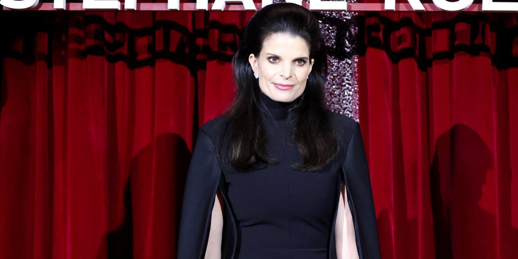 Η σπάνια εμφάνιση της Αθηνάς Ωνάση με λουκ αλά Τζάκι Κένεντι σε επίδειξη μόδας στο Παρίσι (φώτο)