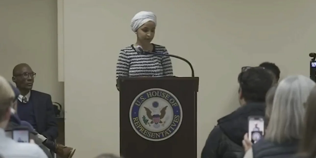 Βίντεο: Άνδρας ψέκασε με άγνωστη ουσία τη βουλευτή των Δημοκρατικών Ιλχάν Ομάρ