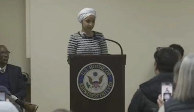 Βίντεο: Άνδρας ψέκασε με άγνωστη ουσία τη βουλευτή των Δημοκρατικών Ιλχάν Ομάρ