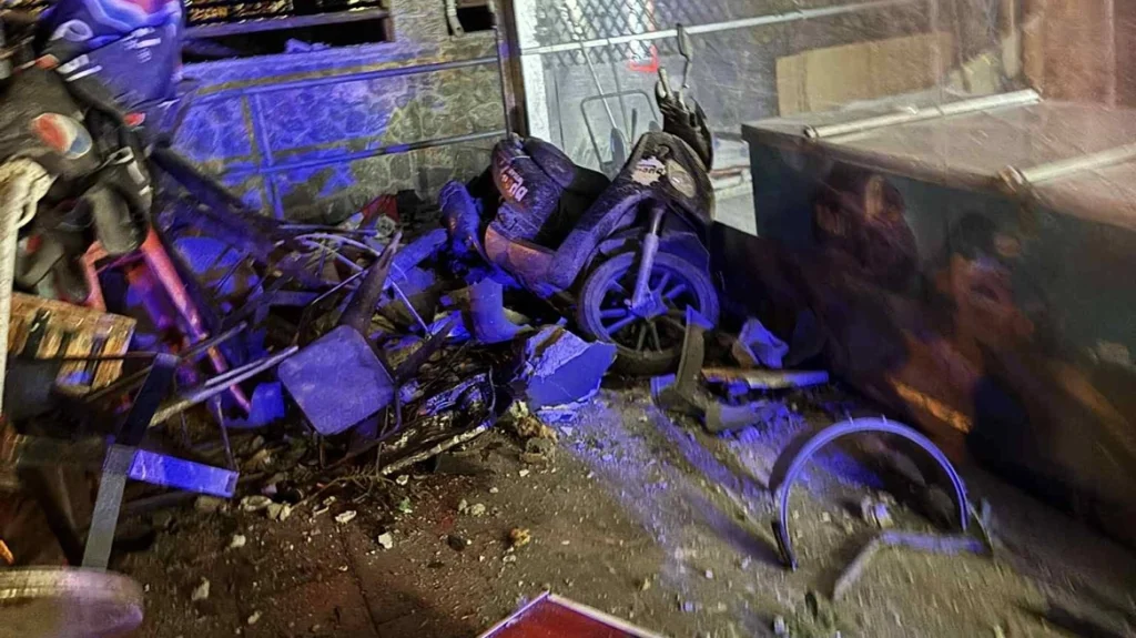 Ένας 19χρονος στο Λουτράκι πήρε σβάρνα κολώνες και μάντρα με αυτοκίνητο και «καρφώθηκε» σε επιχείρηση (φωτό)